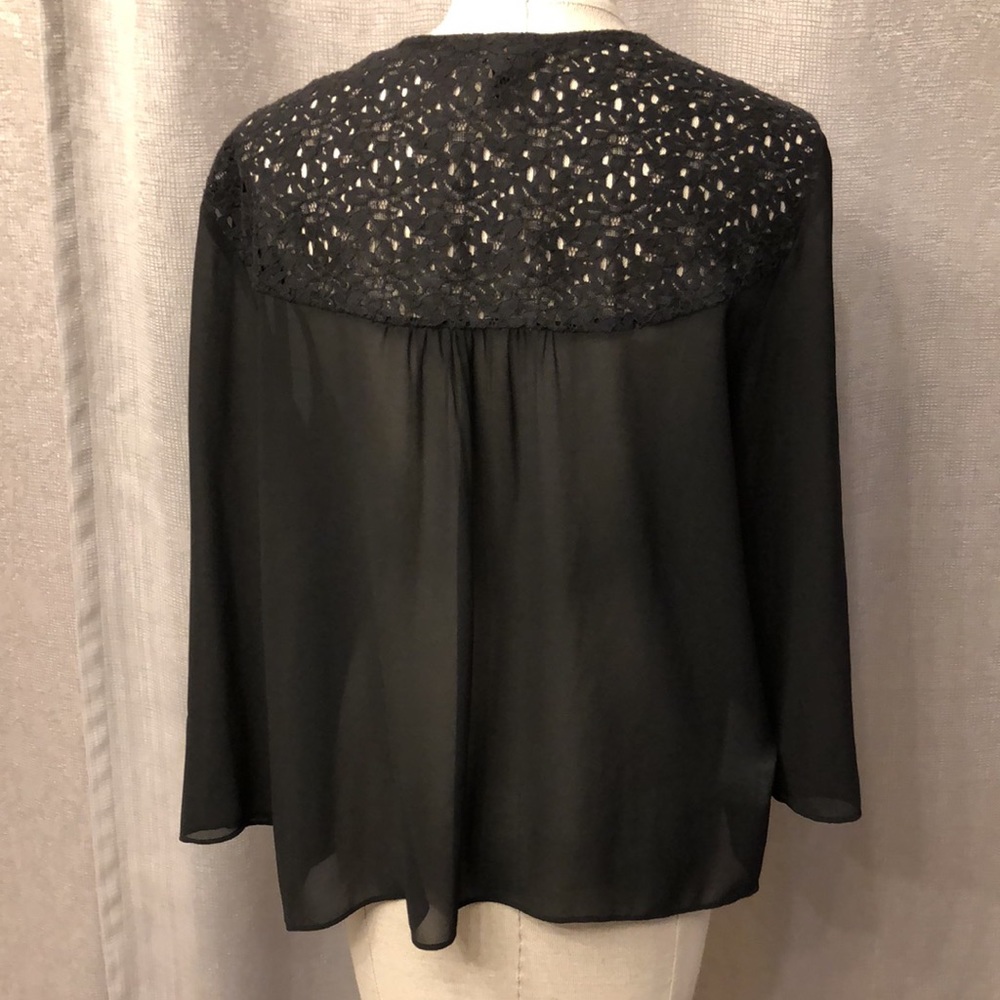 Women’s BCBG Paris shawl. - Picture 4 of 6